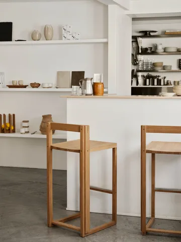 Outline barstol 75 cm - Varm lakkert eik-børstet stål - Kristina Dam Studio