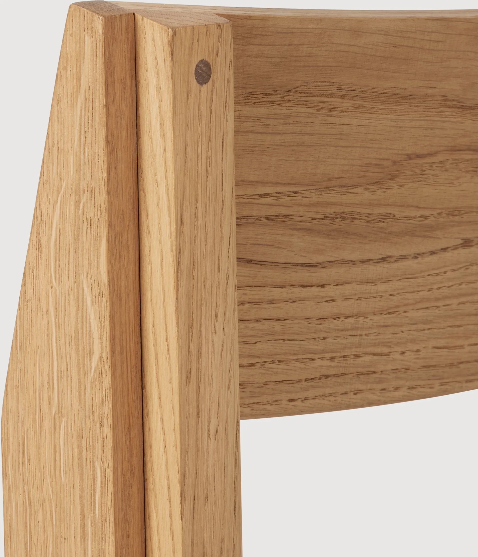 Outline stol, Varm lakkert eik-valnøtt Kristina Dam Studio