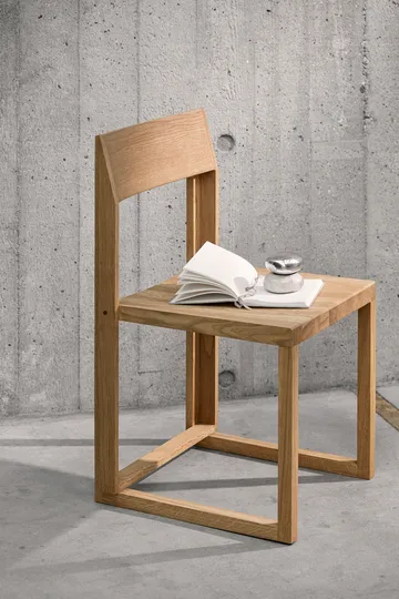Outline stol - Varm lakkert eik-valnøtt - Kristina Dam Studio