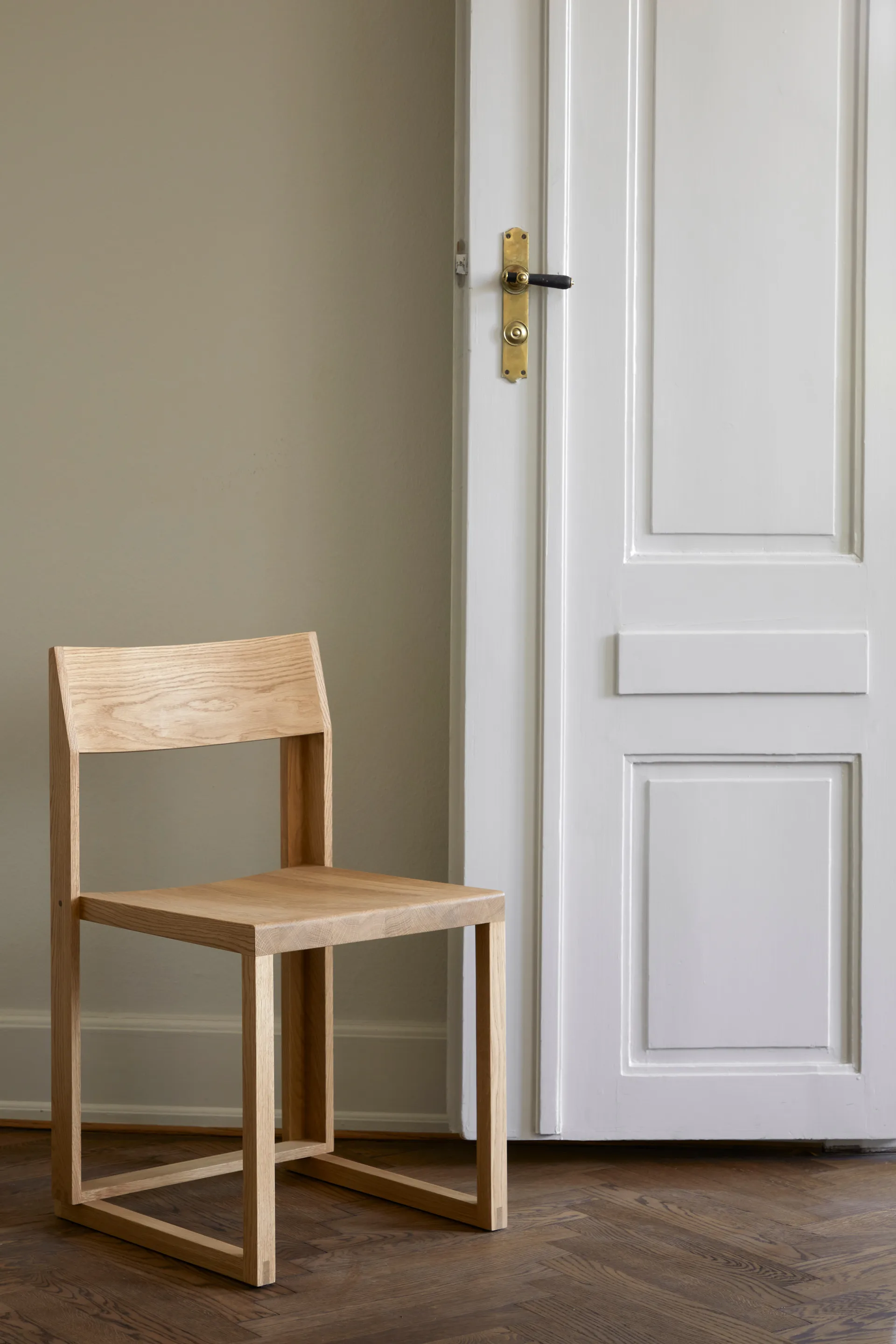 Outline stol, Varm lakkert eik-valnøtt Kristina Dam Studio