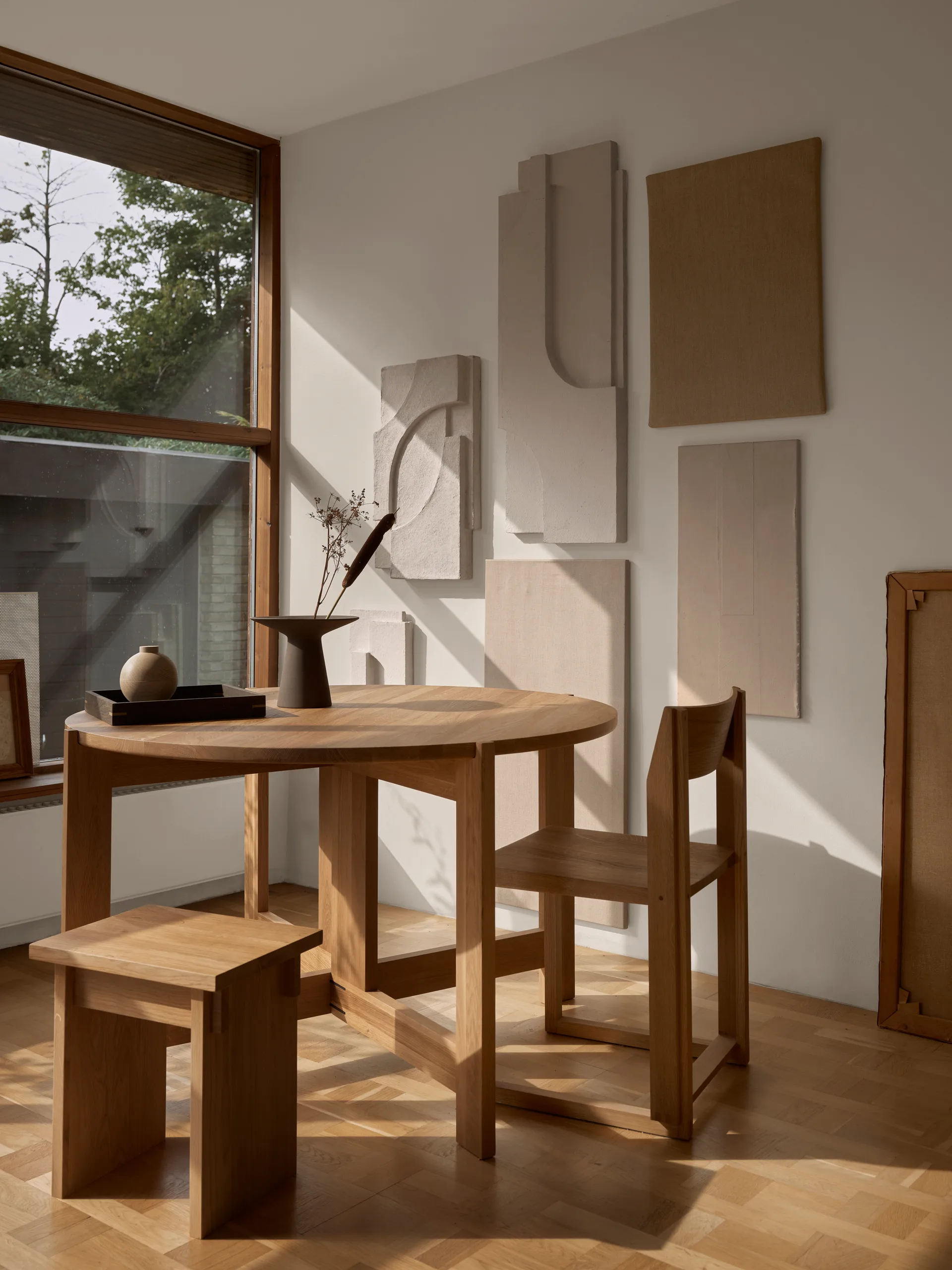 Outline stol, Varm lakkert eik-valnøtt Kristina Dam Studio