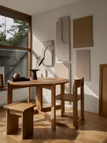 Outline stol - Varm lakkert eik-valnøtt - Kristina Dam Studio