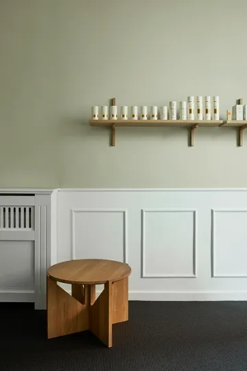 Simple sofabord Ø52 cm - Varm lakkert eik - Kristina Dam Studio