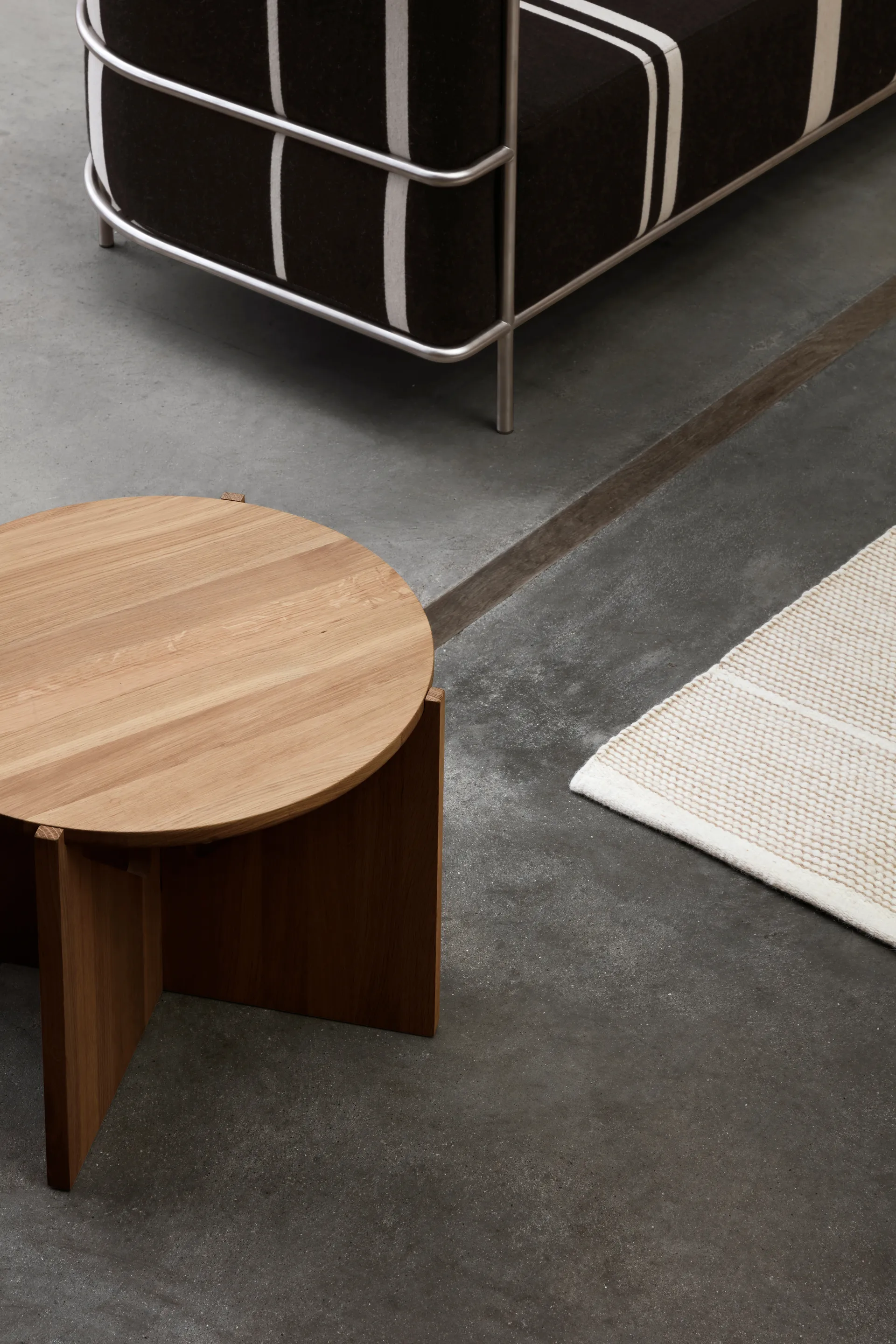 Simple sofabord Ø52 cm, Varm lakkert eik Kristina Dam Studio