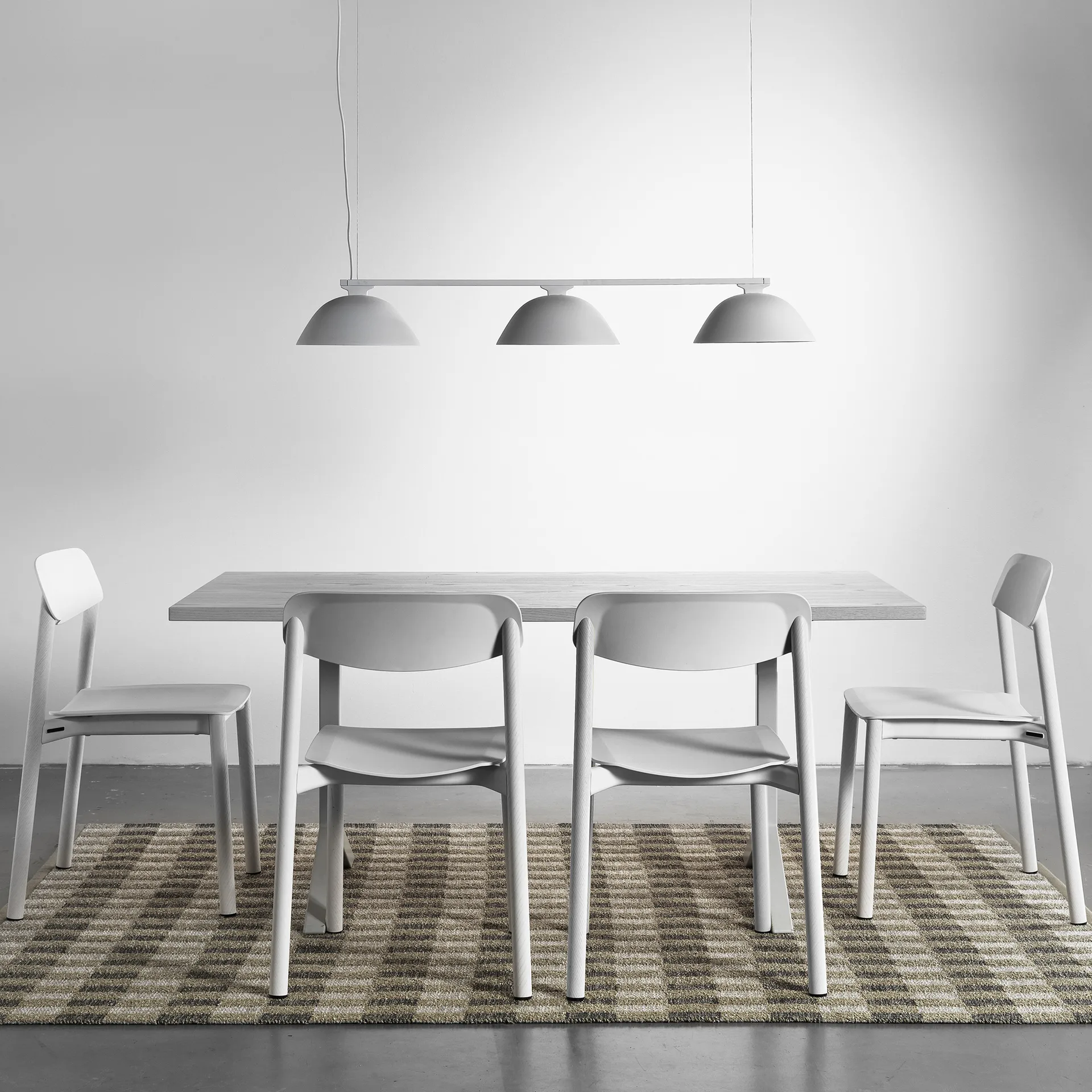 Penne stol, eik, svarte aluminiumben Lammhults