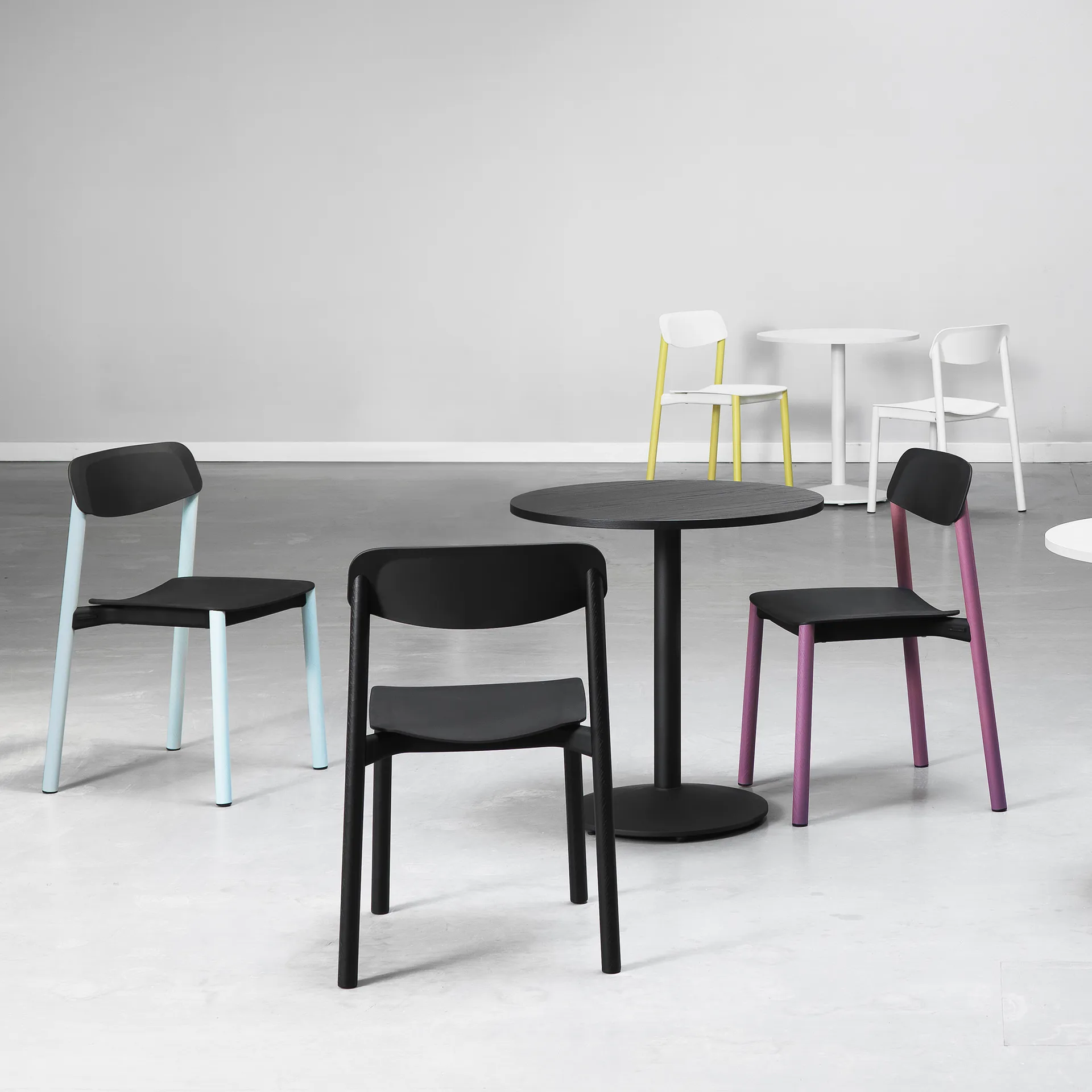 Penne stol, eik, svarte aluminiumben Lammhults