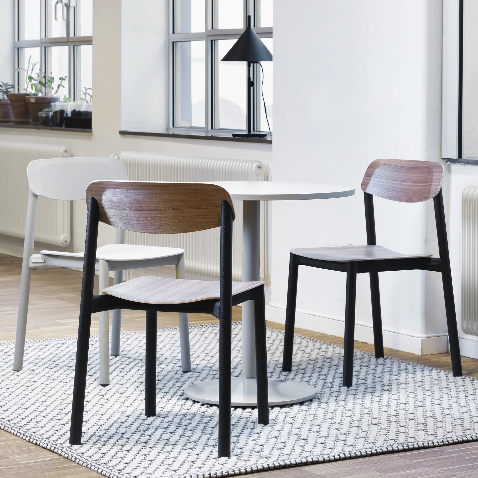 Penne stol, eik, svarte aluminiumben Lammhults