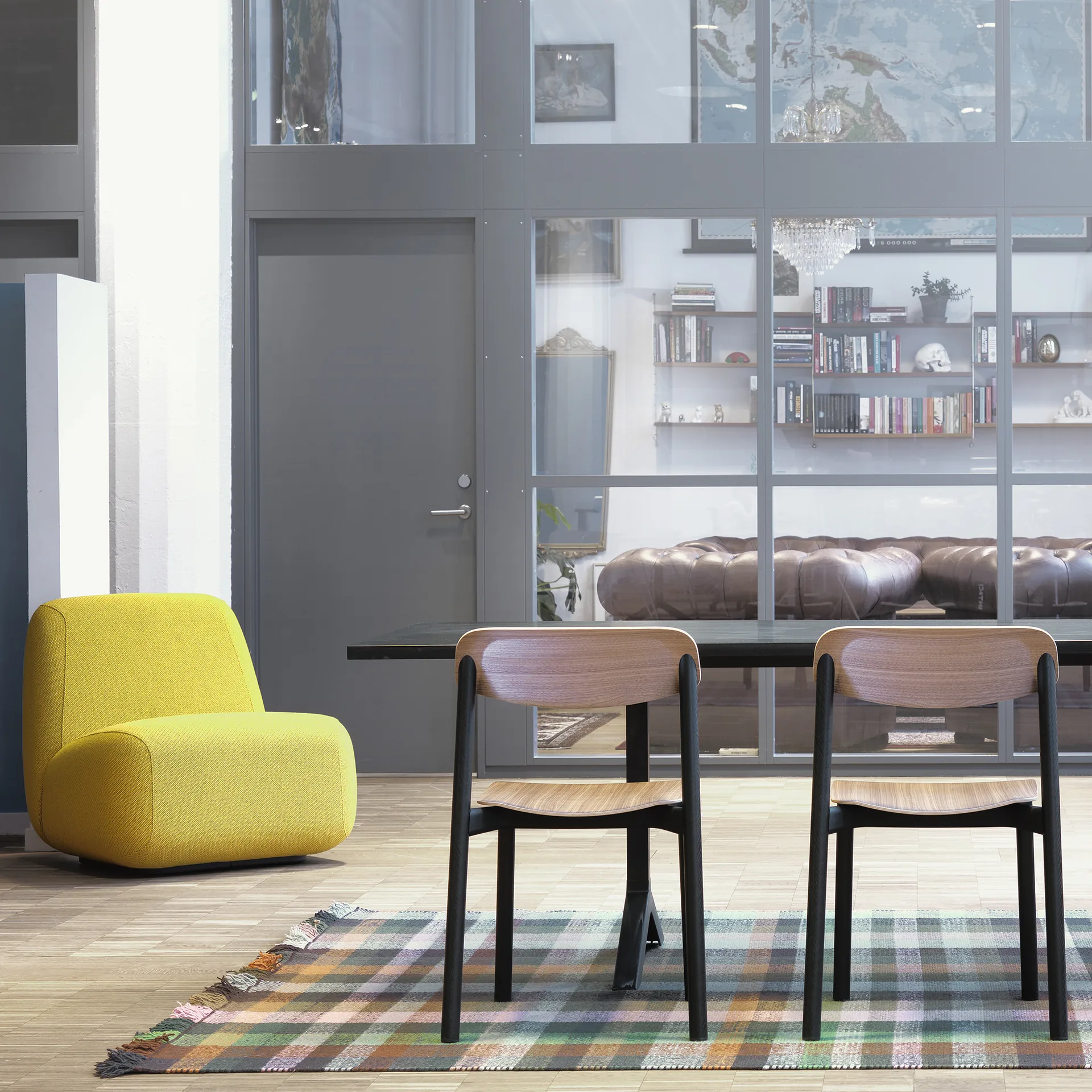 Penne stol, eik, svarte aluminiumben Lammhults