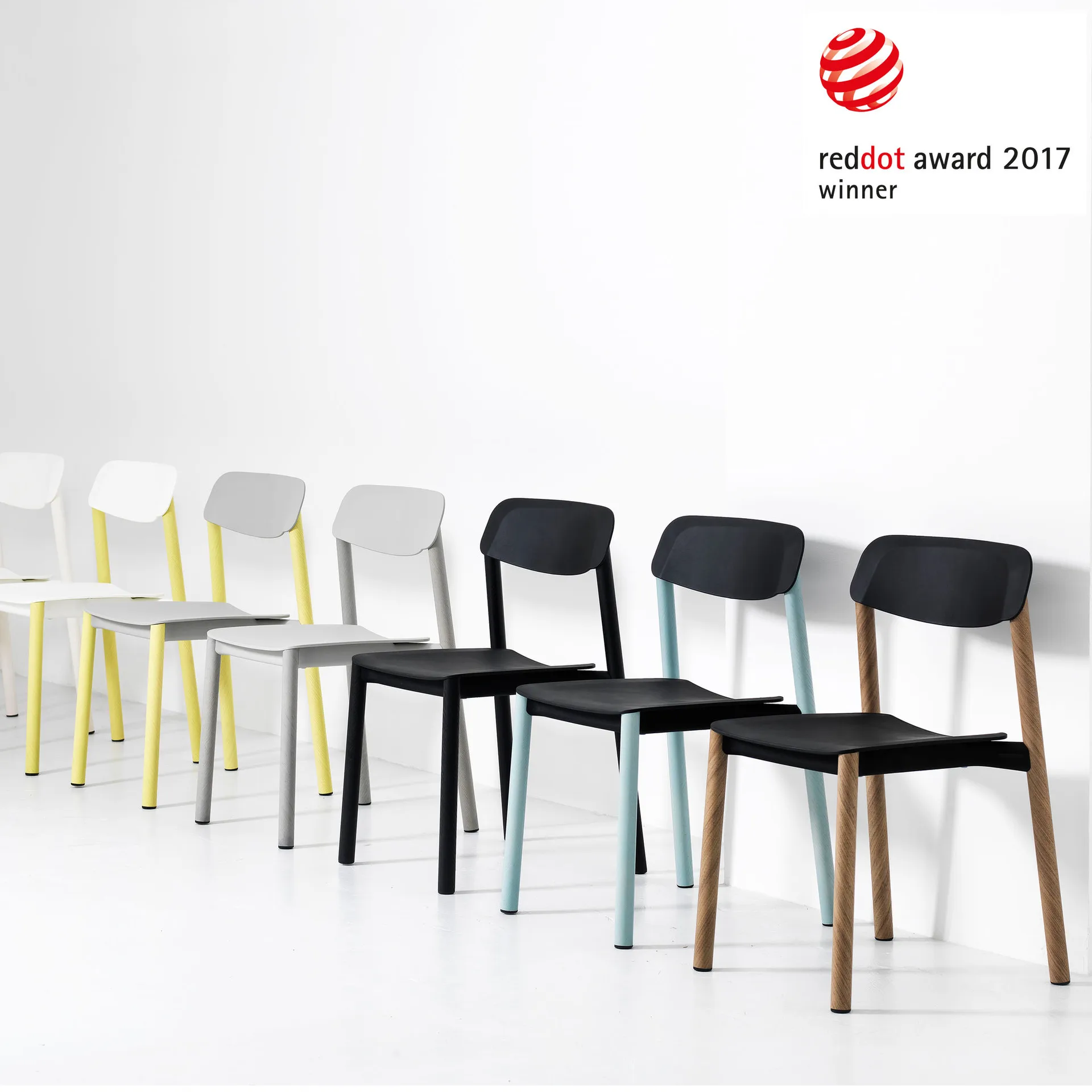 Penne stol, eik, svarte aluminiumben Lammhults