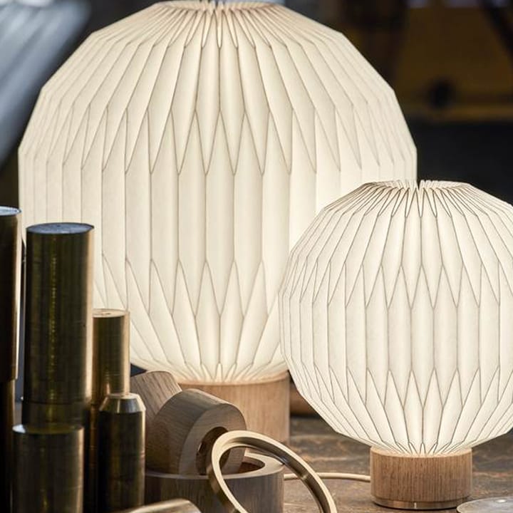 375 bordlampe, hvit, x-small- plastskjerm, lampfot i eik Le Klint