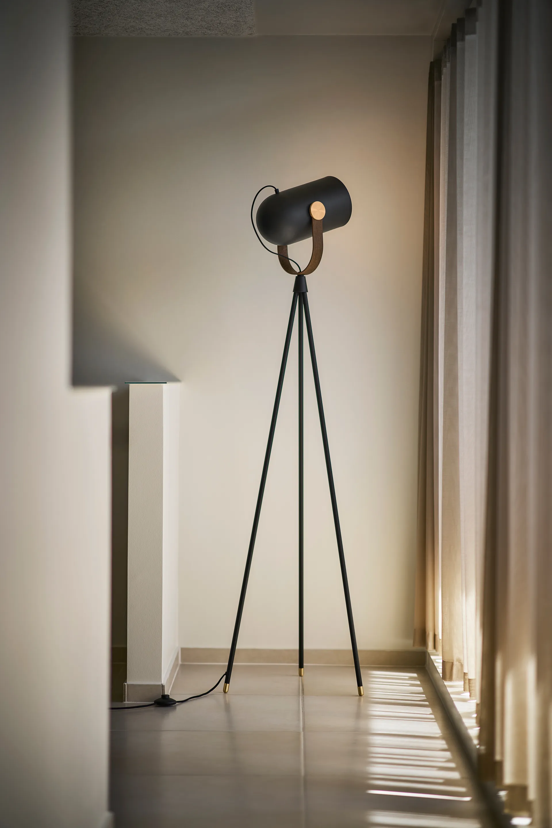 Carronade II gulvlampe, Svart-røkt eik Le Klint