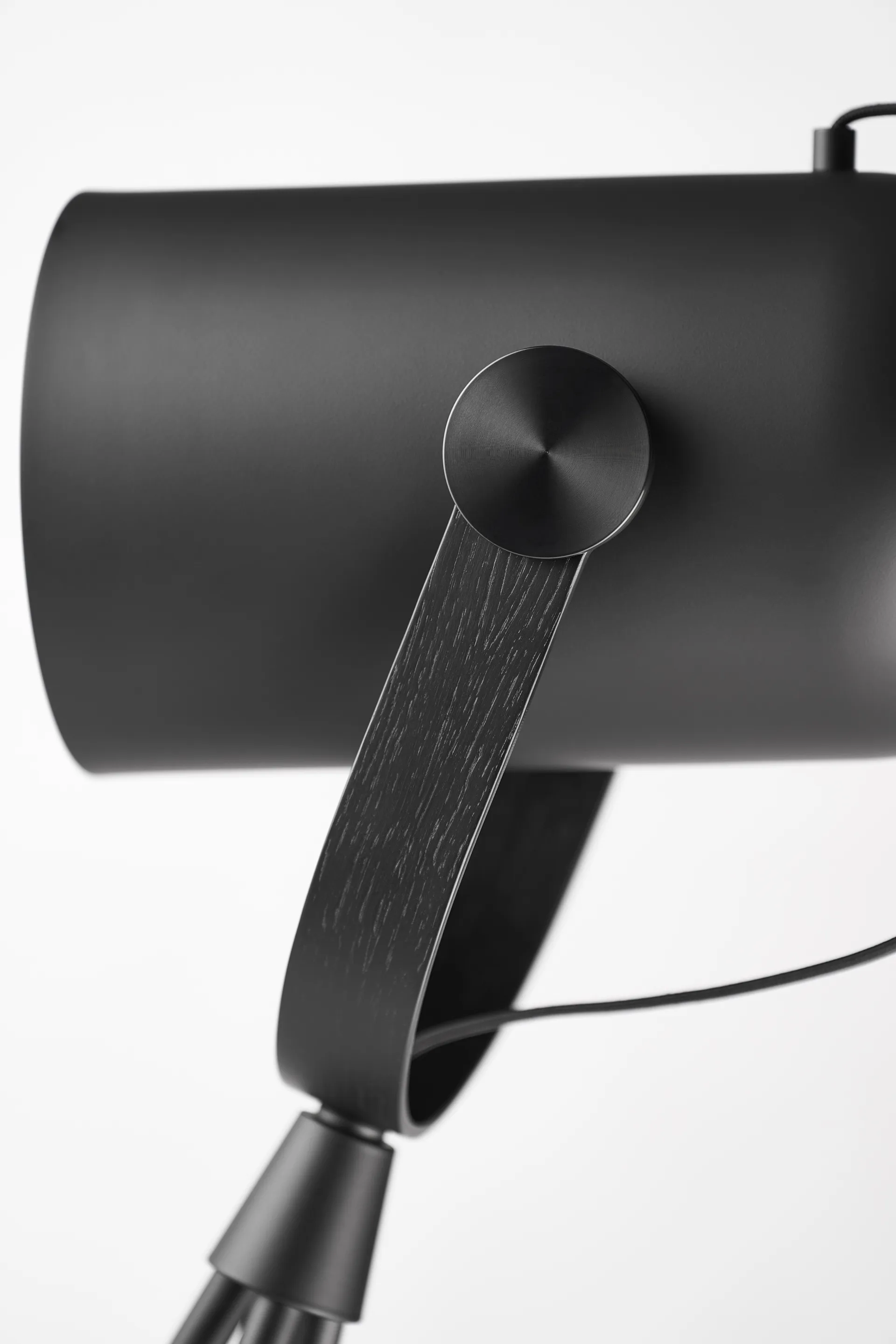 Carronade II gulvlampe, Svart-svart eik Le Klint