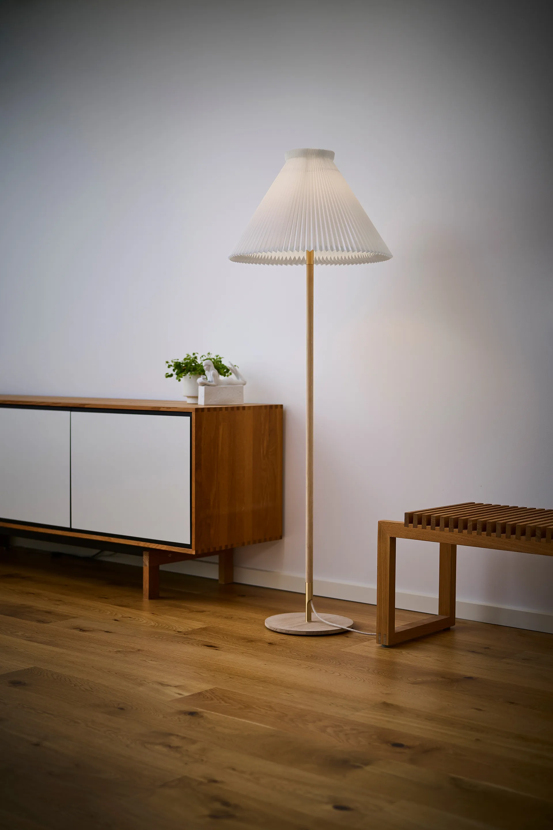 LK80 gulvlampe 160 cm, Light oak-brass Le Klint