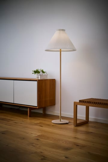 LK80 gulvlampe 160 cm - Light oak-brass - Le Klint