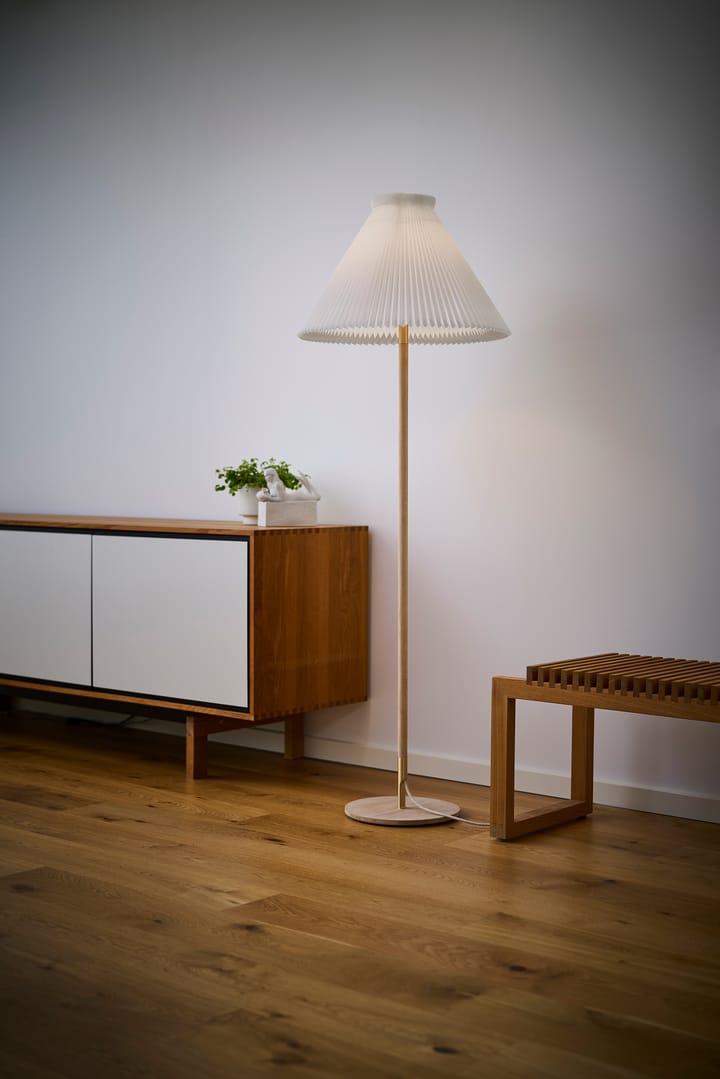 LK80 gulvlampe 160 cm, Light oak-brass Le Klint