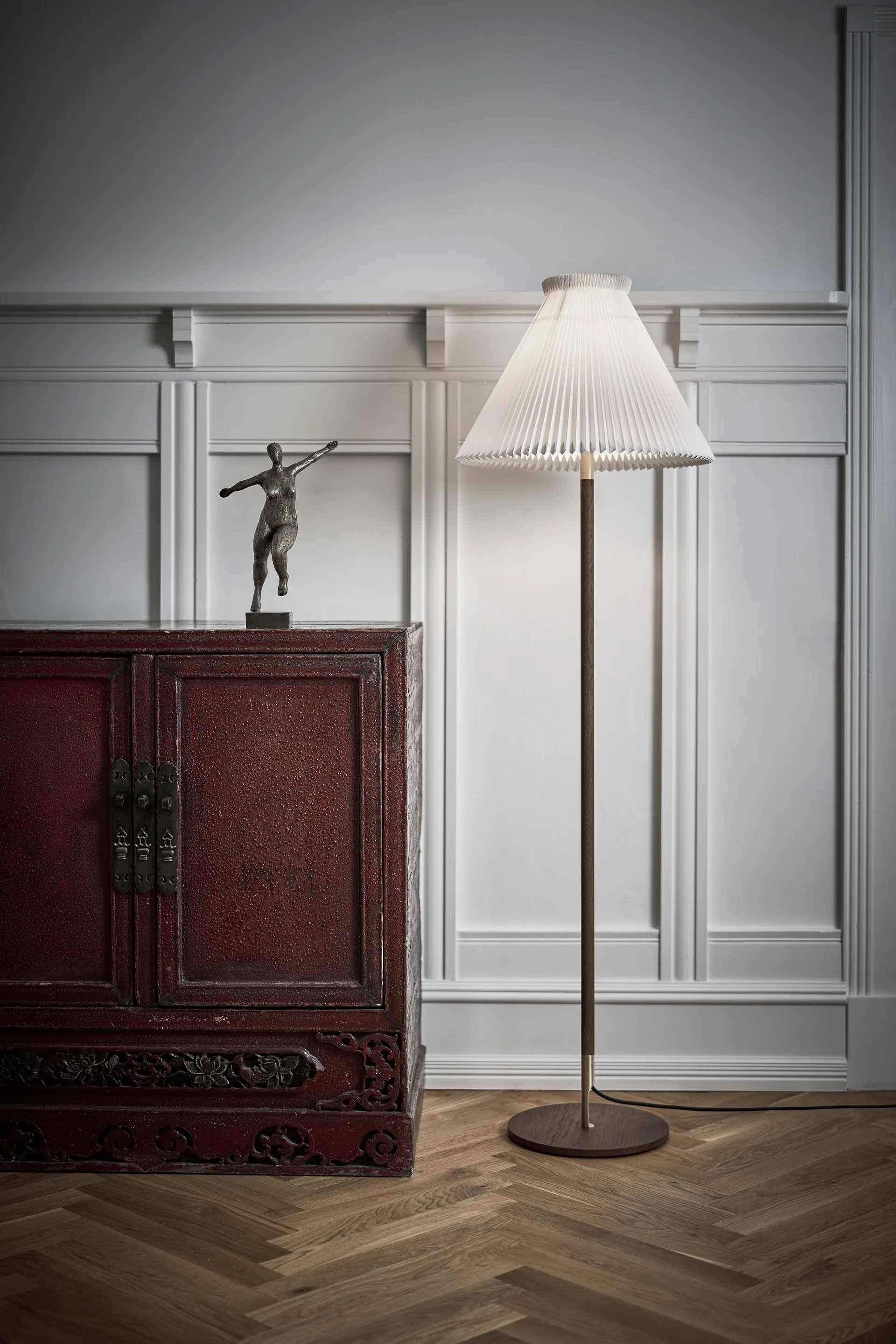 LK80 gulvlampe 160 cm, Smoked oak-brass Le Klint