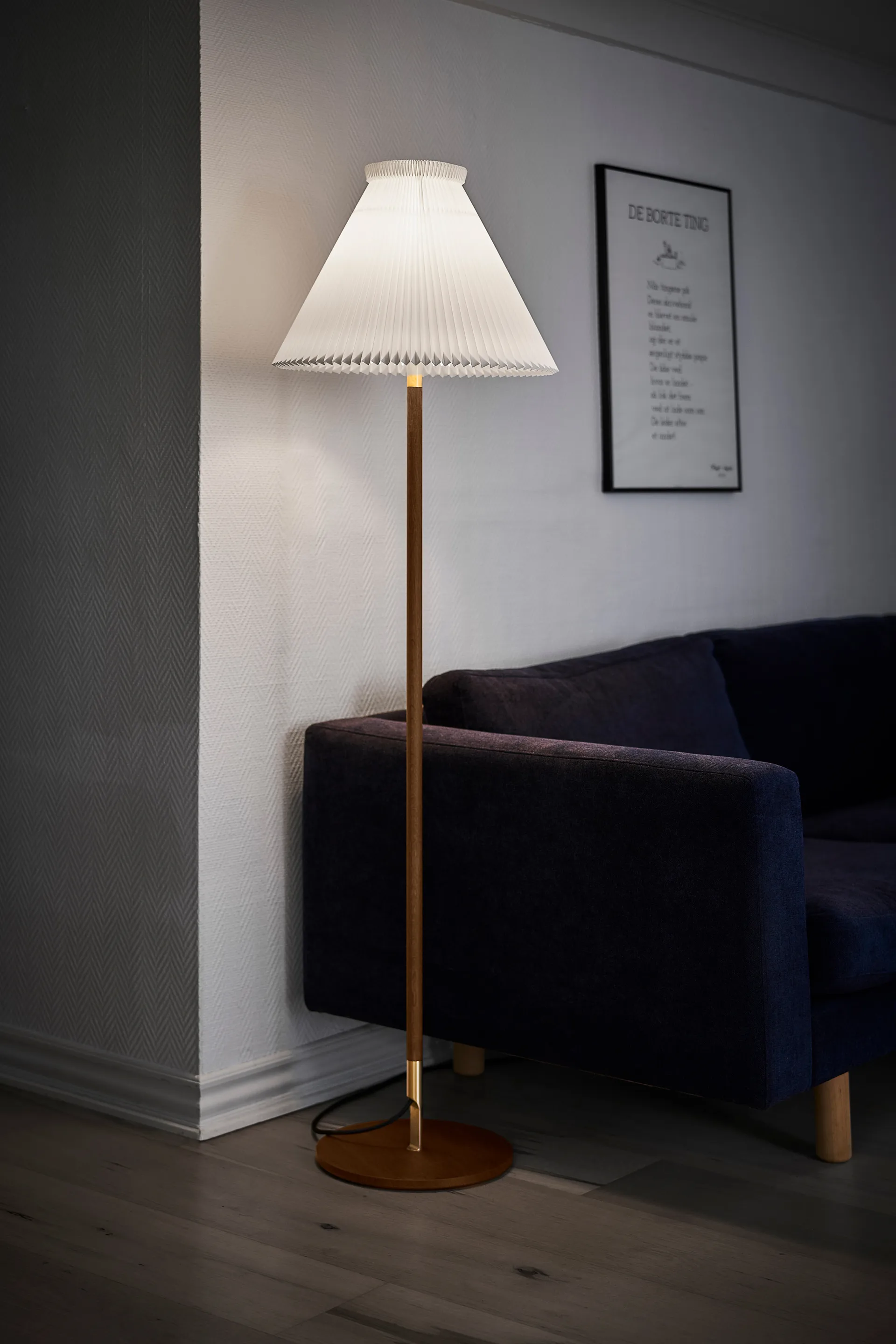 LK80 gulvlampe 160 cm, Smoked oak-brass Le Klint
