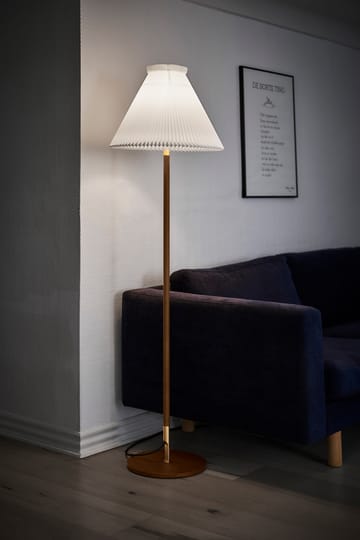 LK80 gulvlampe 160 cm - Smoked oak-brass - Le Klint