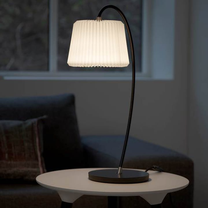 Snowdrop 320T bordlampe, hvit, plast skjerm, svart understell Le Klint