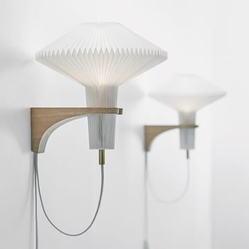The Mushroom vegglampe - hvit, LED, veggfeste i eik - Le Klint