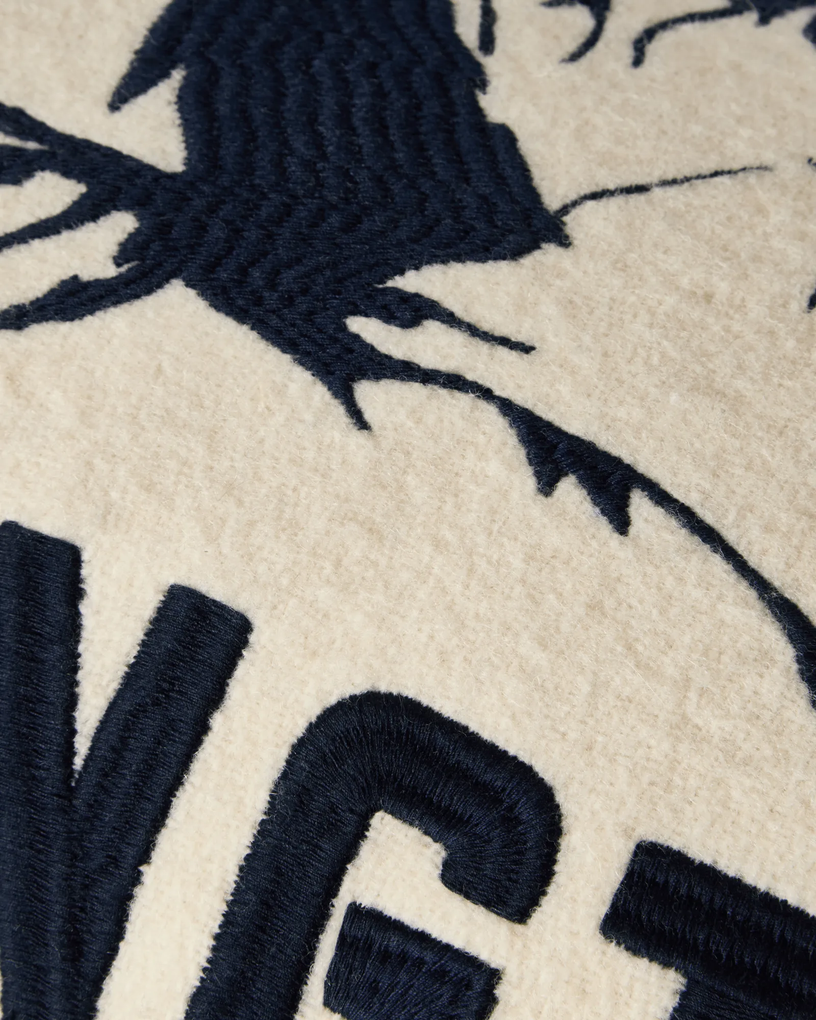 Mountains Logo ullmiks pyntepute, White-navy, 50x30 cm Lexington