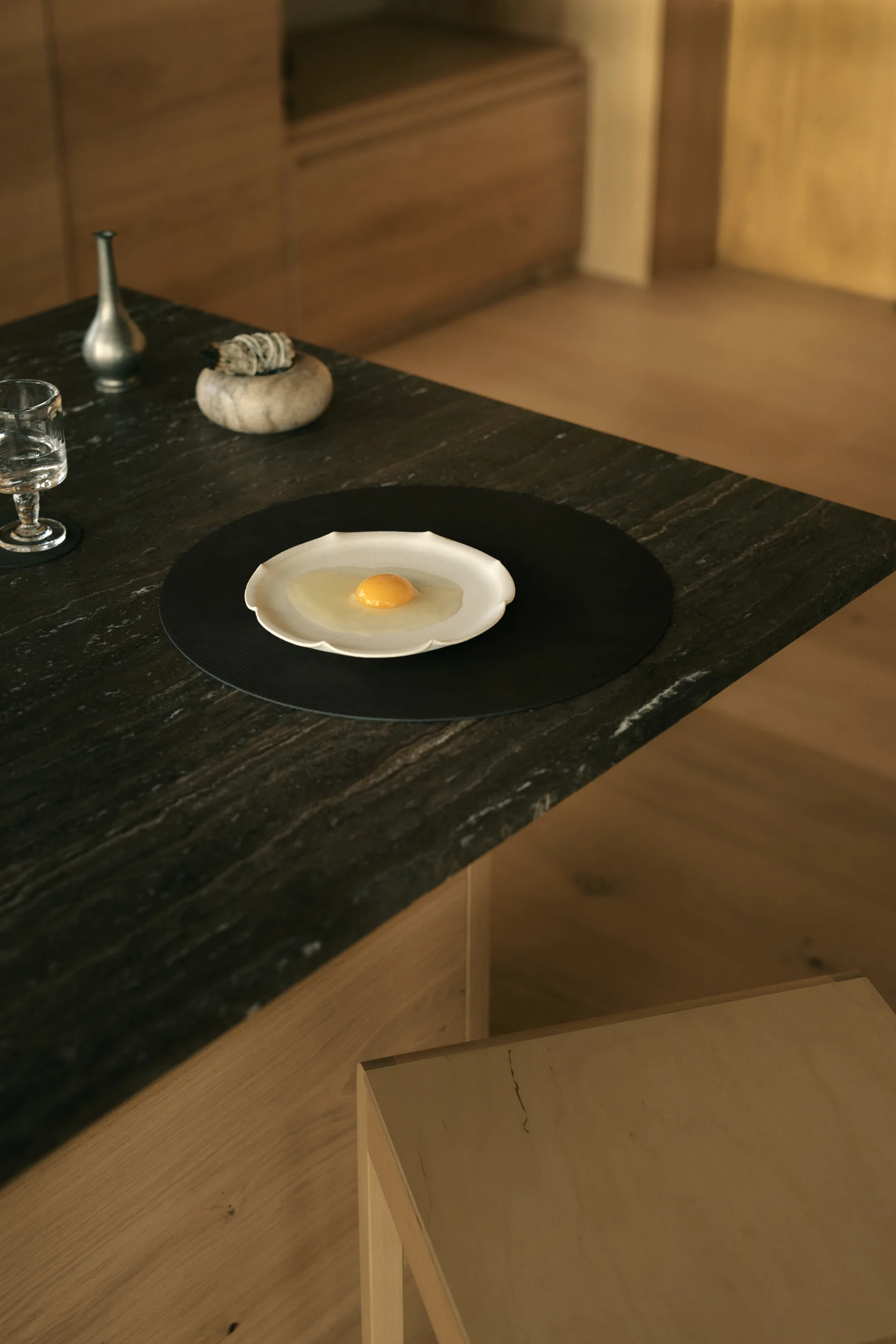 Corduroy bordbrikke, Black ink, circle, L LIND DNA