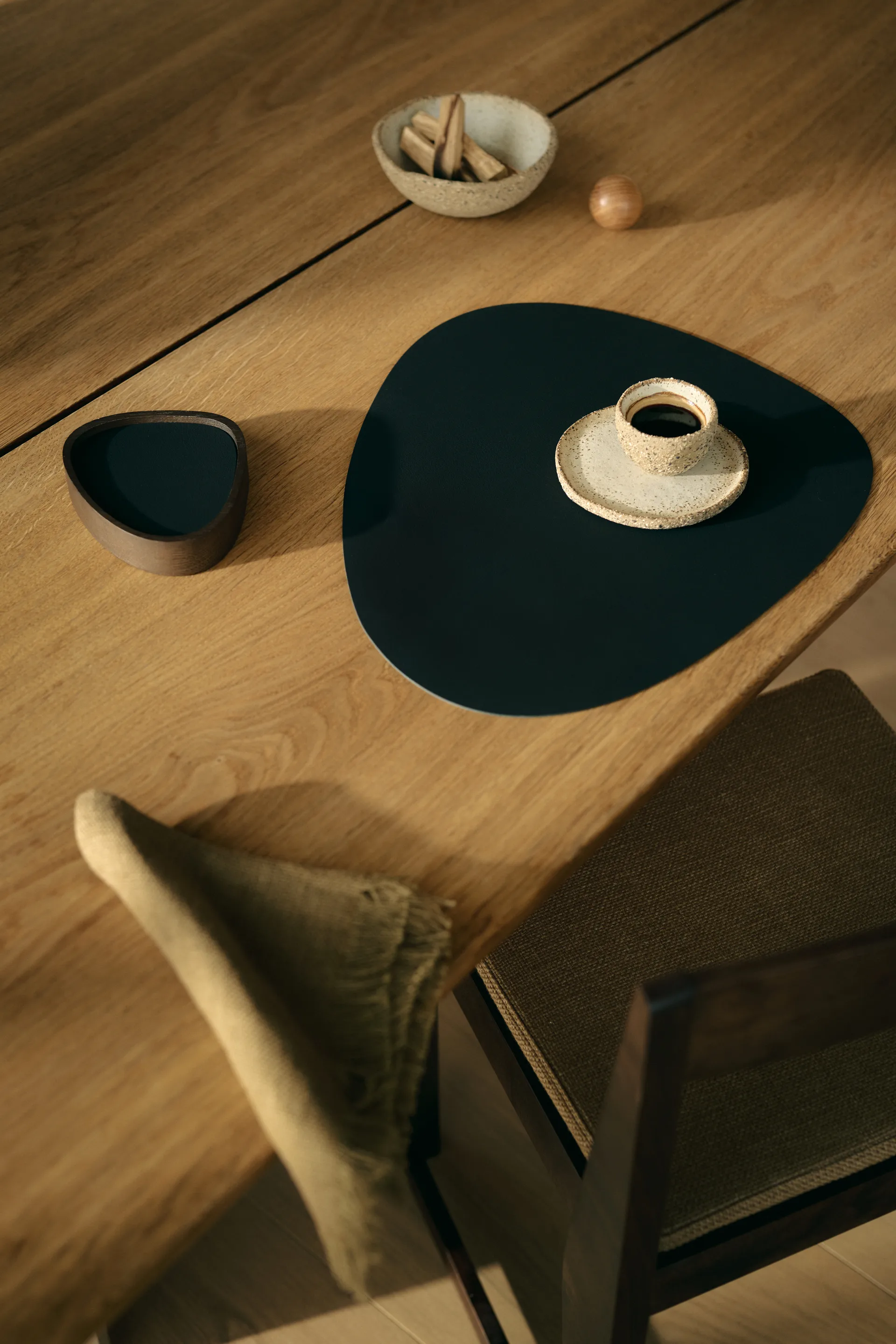 Corduroy bordbrikke curve L, Black ink LIND DNA