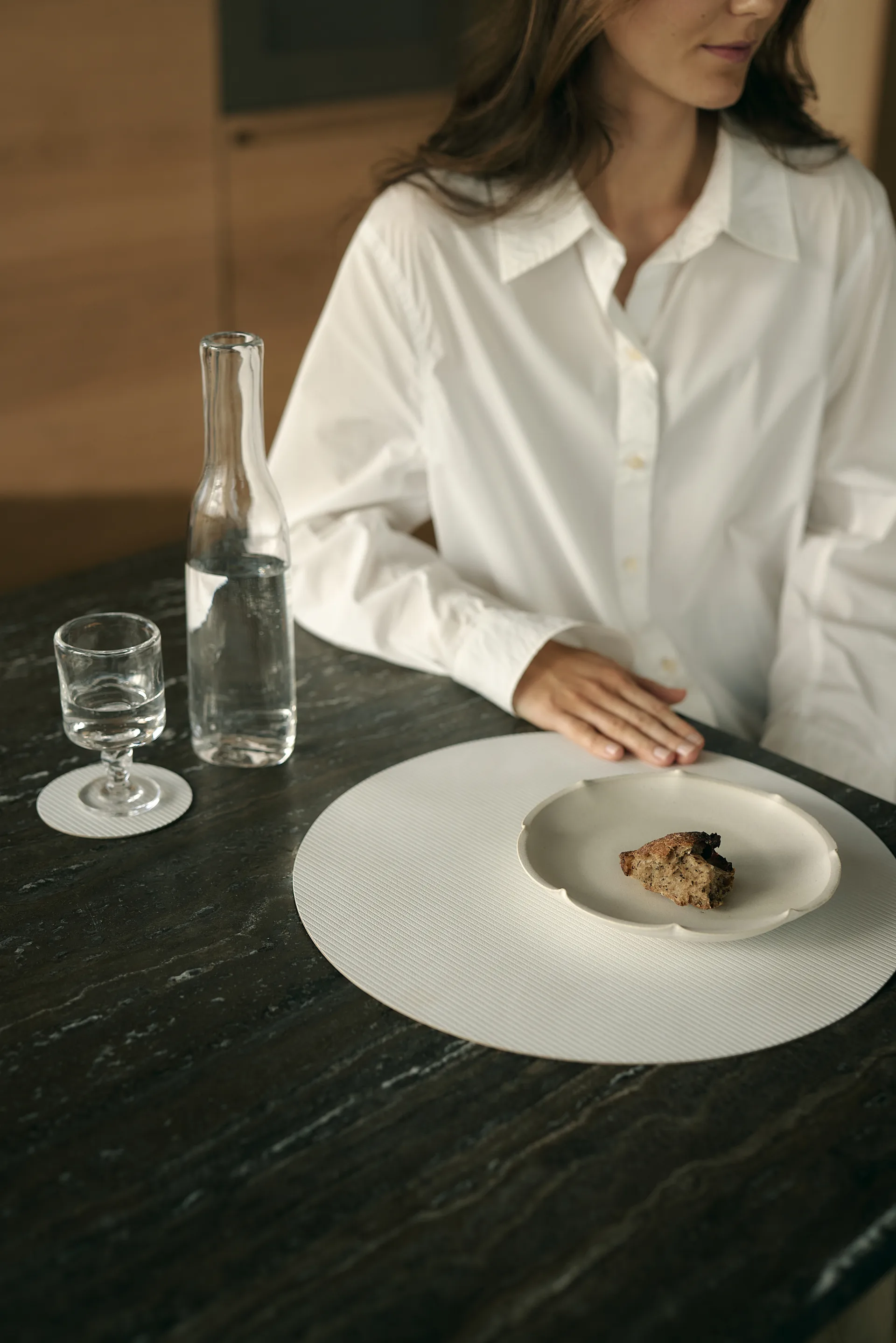 Corduroy bordbrikke, Pure white, circle, L LIND DNA