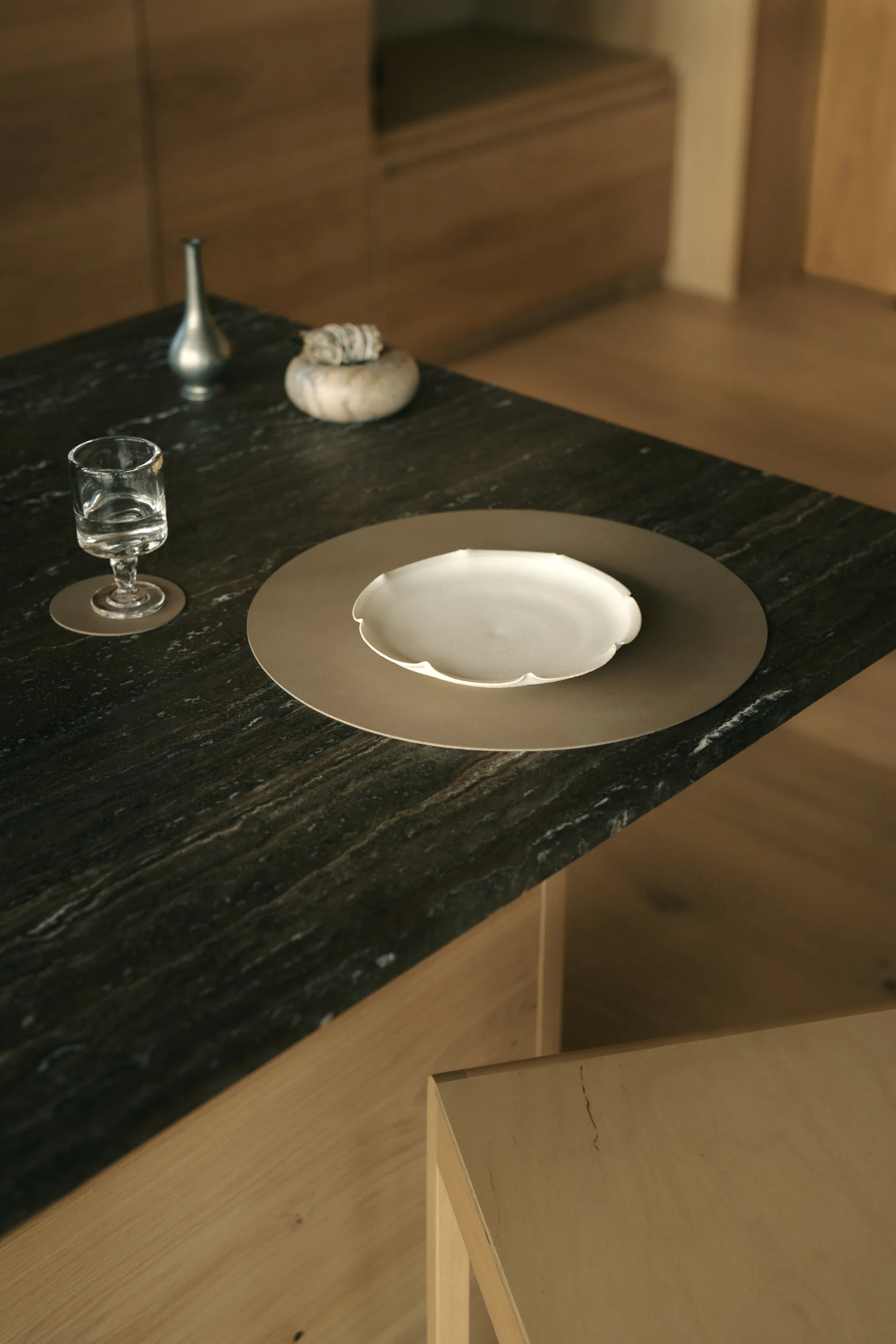 Nupo bordbrikke, Clay brown, circle, L LIND DNA