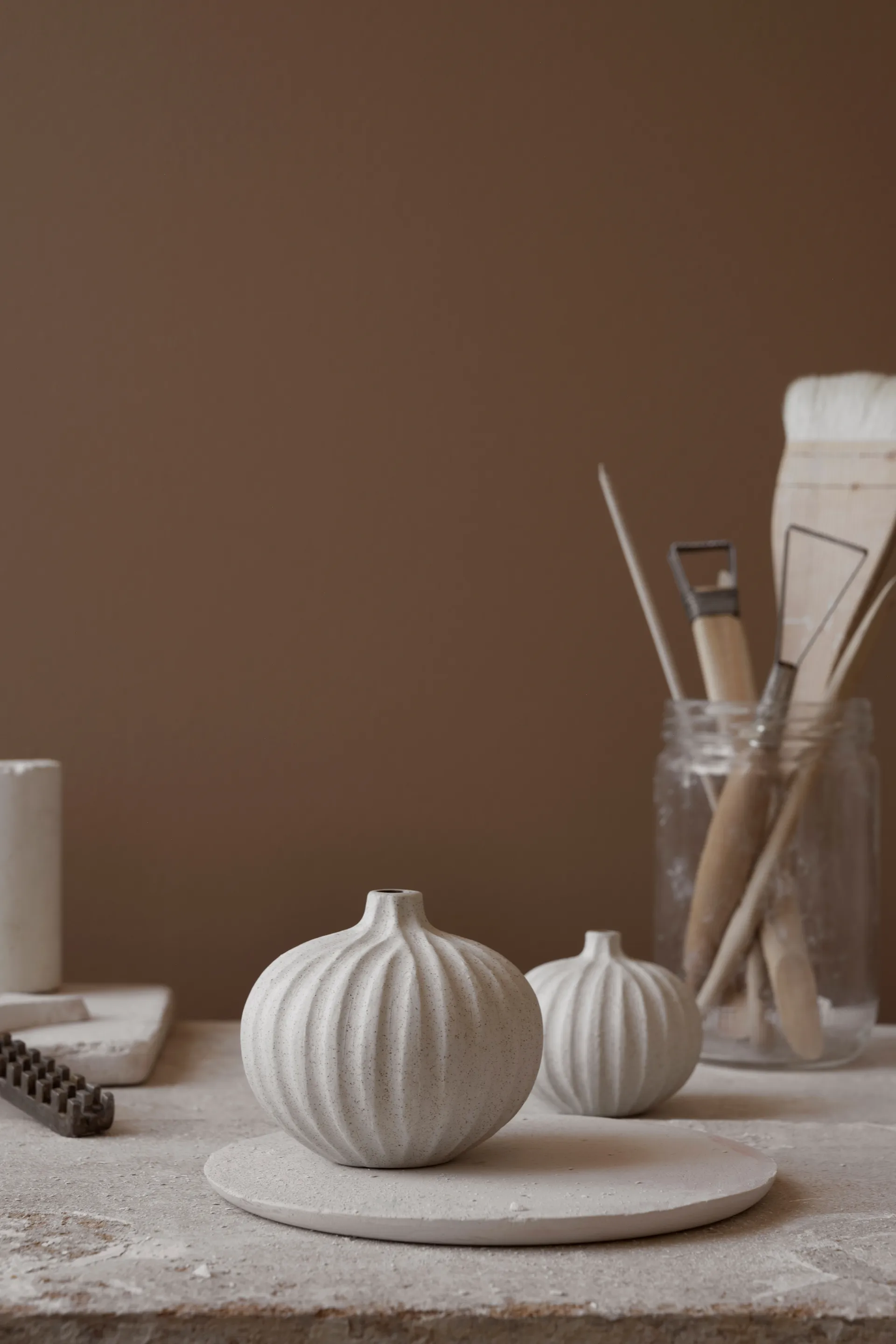 Bari vase, Sand white light deep line, M Lindform