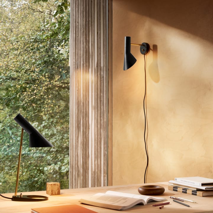 AJ vegglampe, Brass-black Louis Poulsen