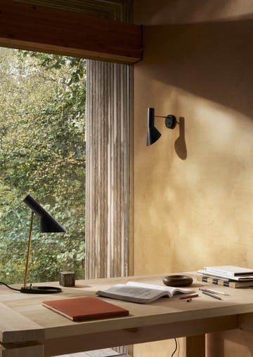 AJ vegglampe fast installasjon - Brass-black - Louis Poulsen