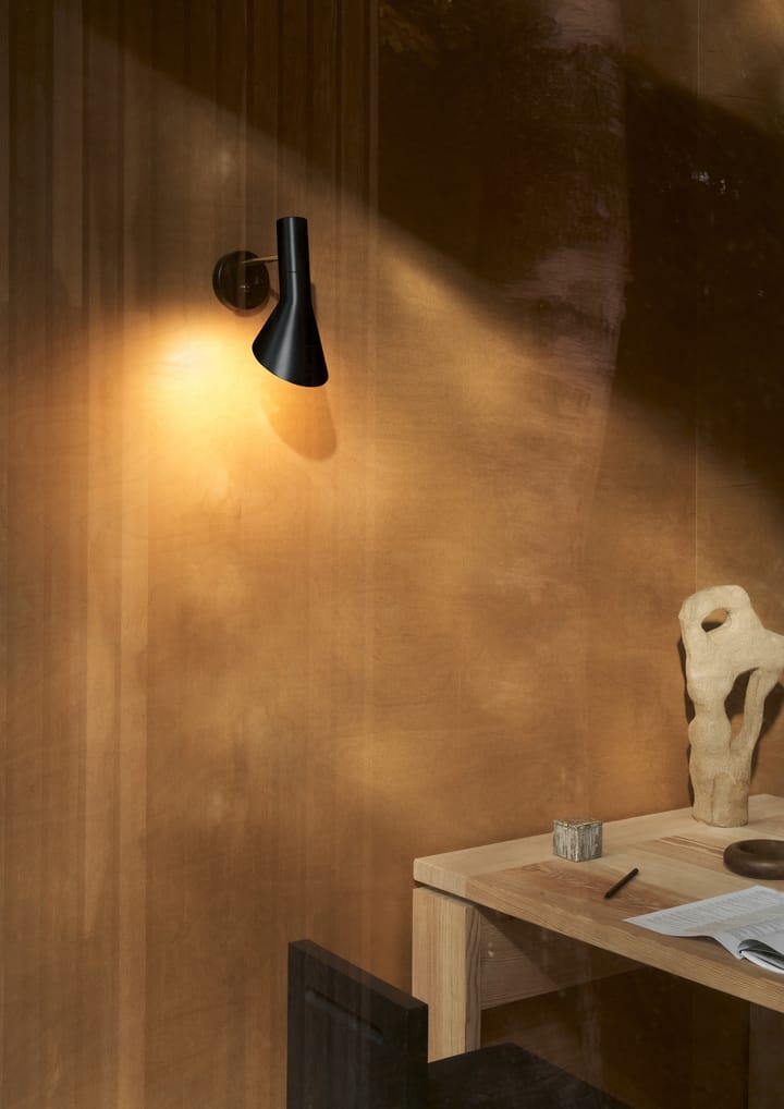 AJ vegglampe fast installasjon, Brass-black Louis Poulsen