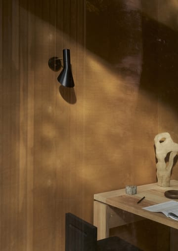 AJ vegglampe fast installasjon - Brass-black - Louis Poulsen
