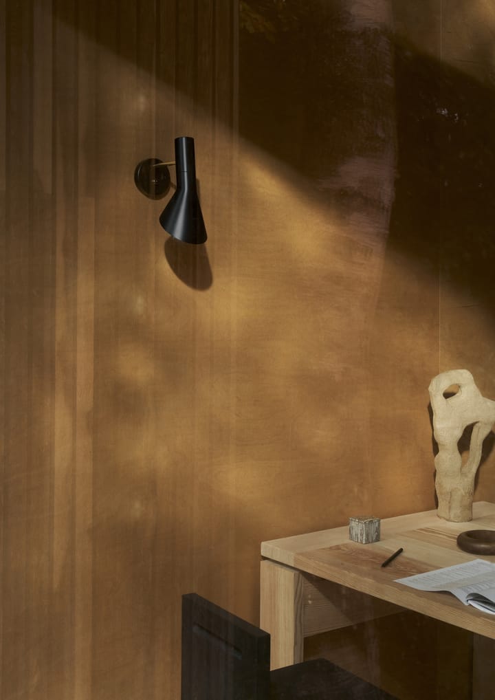 AJ vegglampe fast installasjon, Brass-black Louis Poulsen