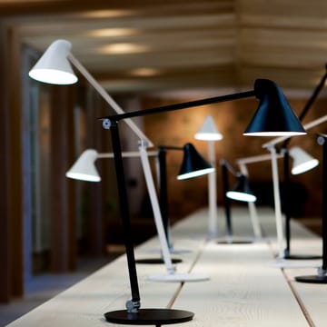 NJP skrivebordslampe - Lysegrå, stift ø10 cm, 3000k - Louis Poulsen