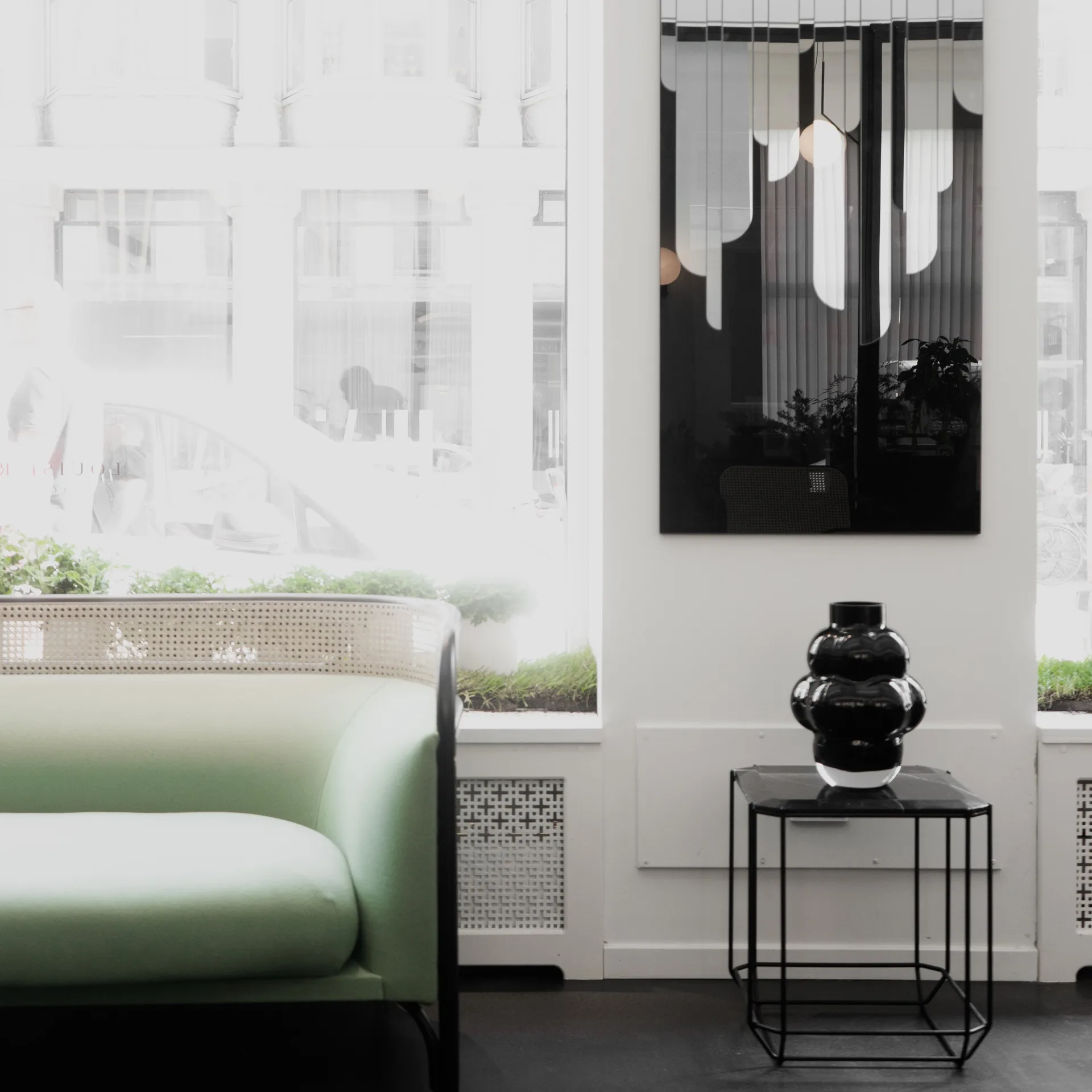 Balloon vase 04 32 cm, Svart Louise Roe