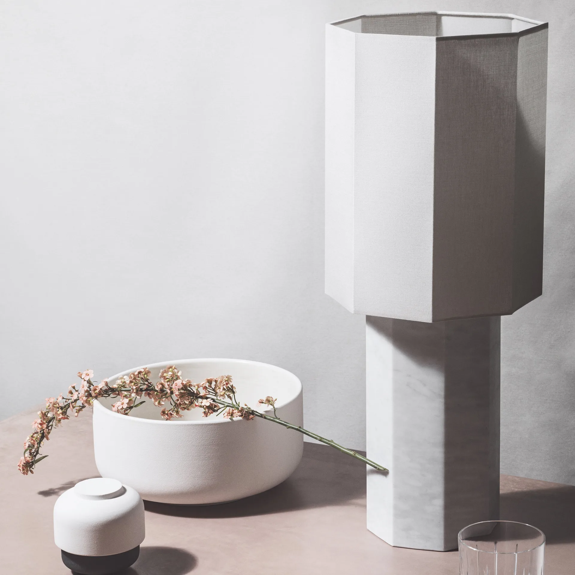 The eight over eight lampefot, Hvit marmor Louise Roe