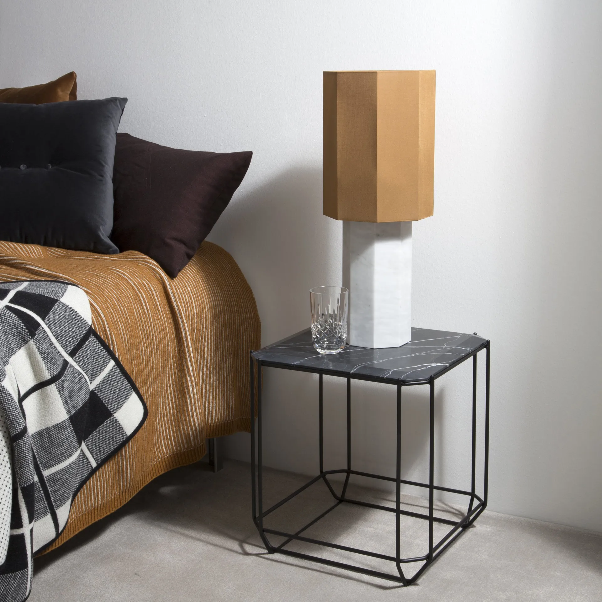 The eight over eight lampefot, Hvit marmor Louise Roe