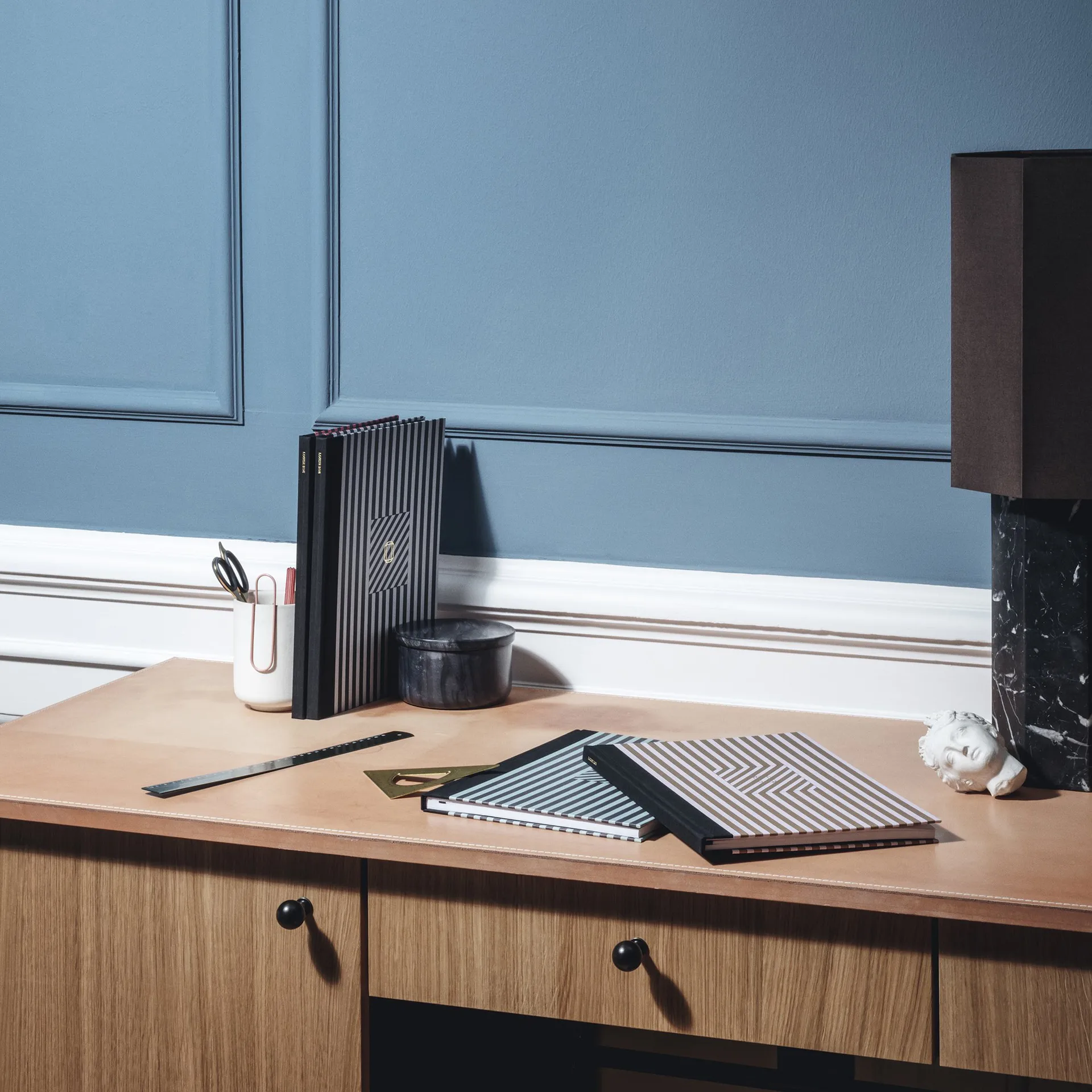 The eight over eight lampefot, Svart marmor Louise Roe