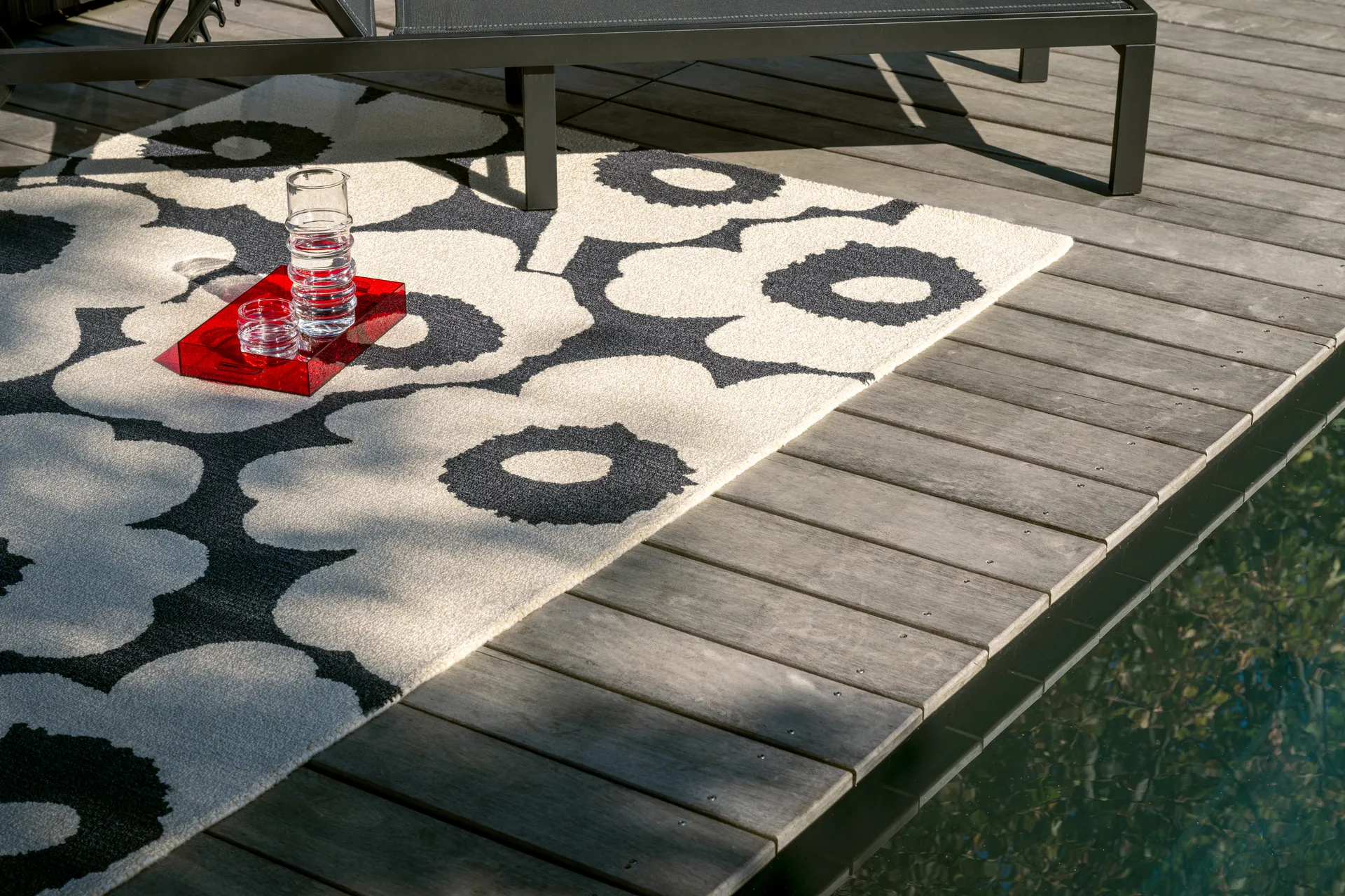 Unikko teppe outdoor, Charcoal-white, 140x200 cm Marimekko