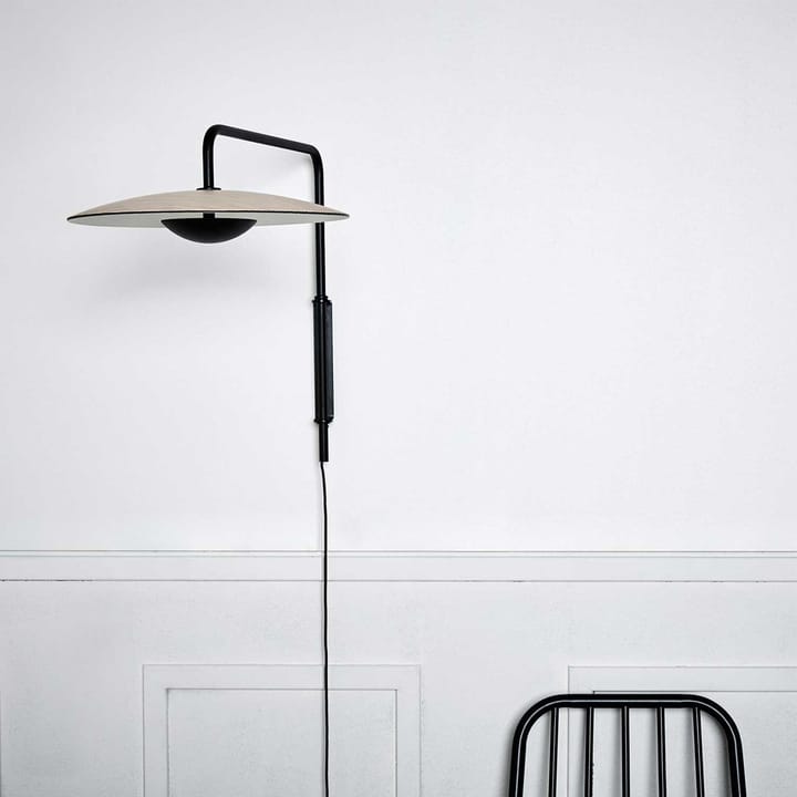 Ginger A vegglampe, eik, svart stål stativ Marset