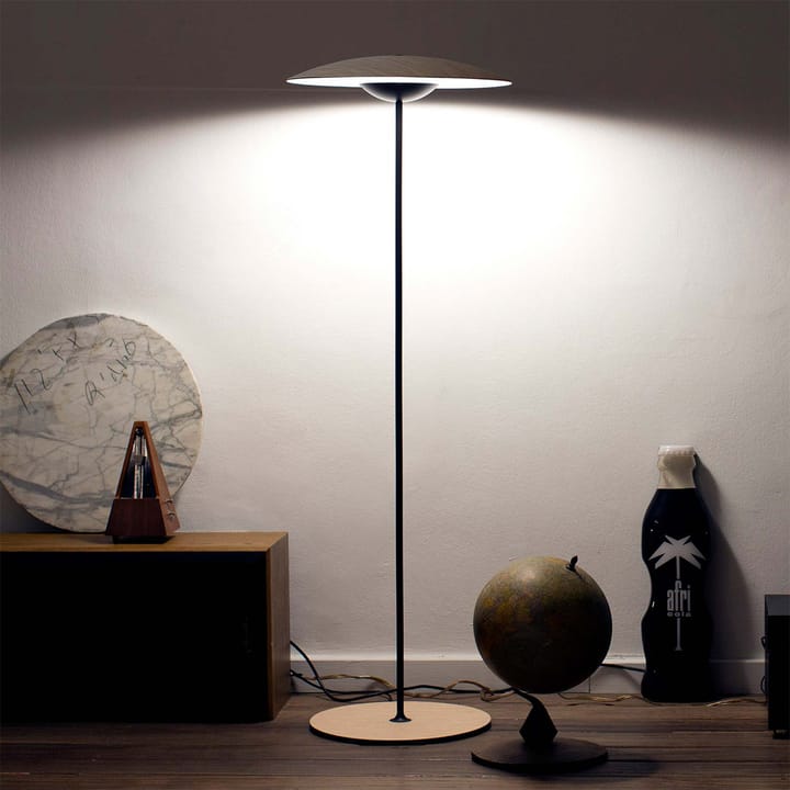 Ginger P gulvlampe, wenge, svart stål stativ Marset