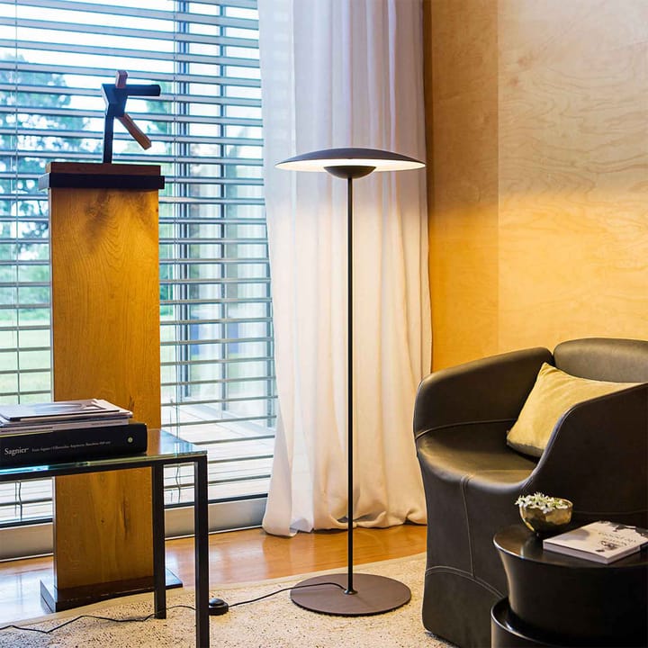 Ginger P gulvlampe, wenge, svart stål stativ Marset