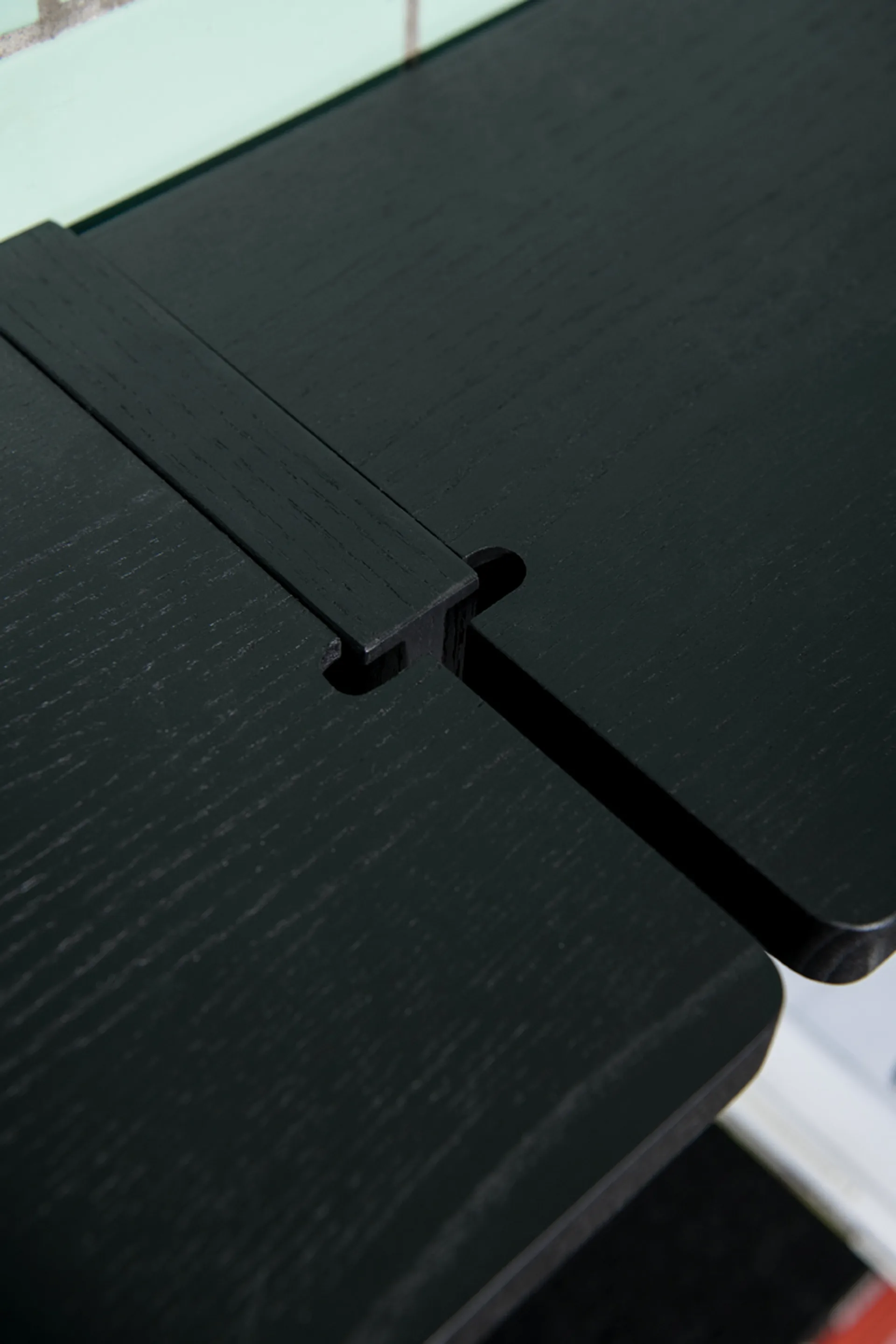 Gridlock – S2-A6-0 vegghylle, Black stained Ash Massproductions