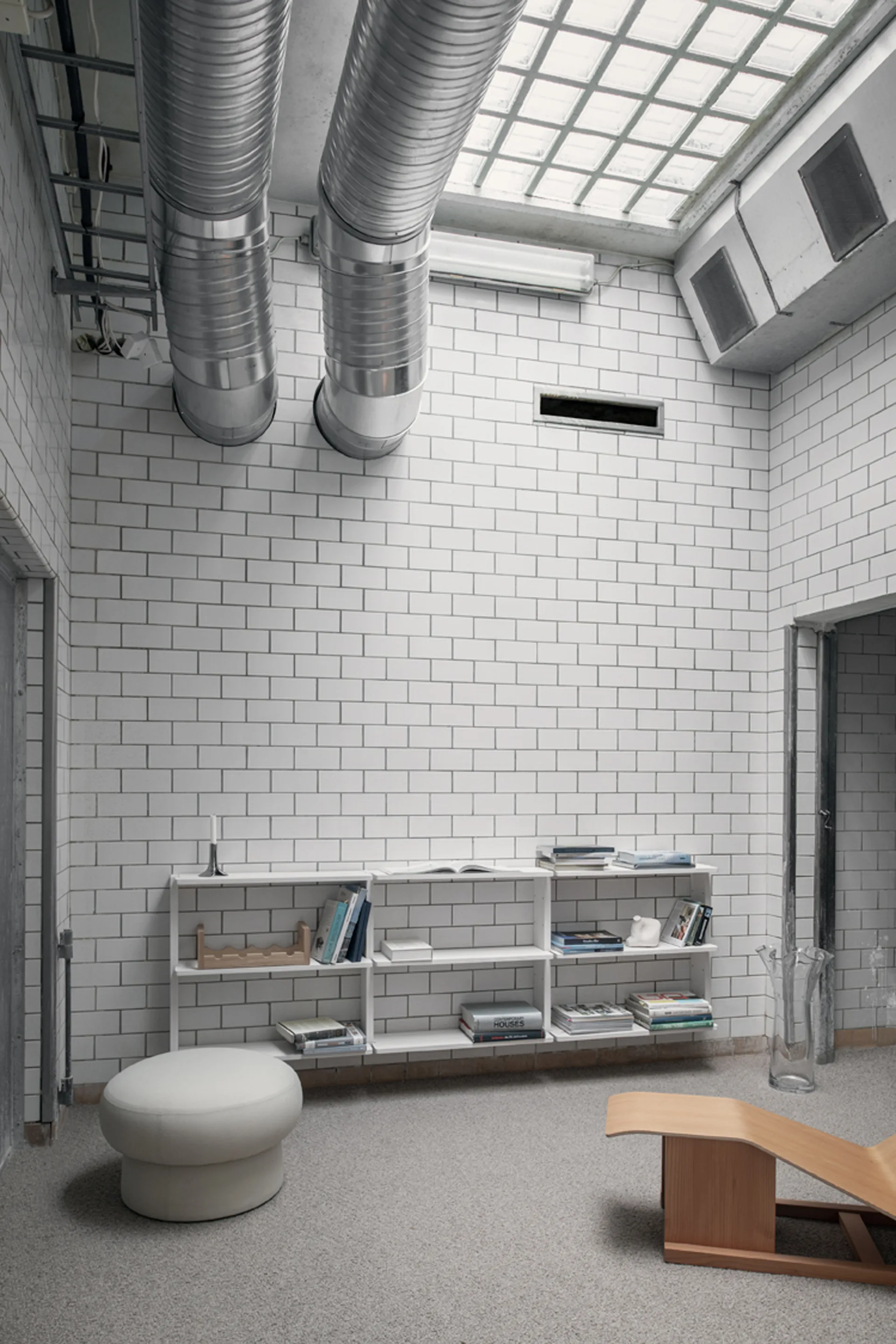 Gridlock – S2-A6-0 vegghylle, White stained Ash Massproductions