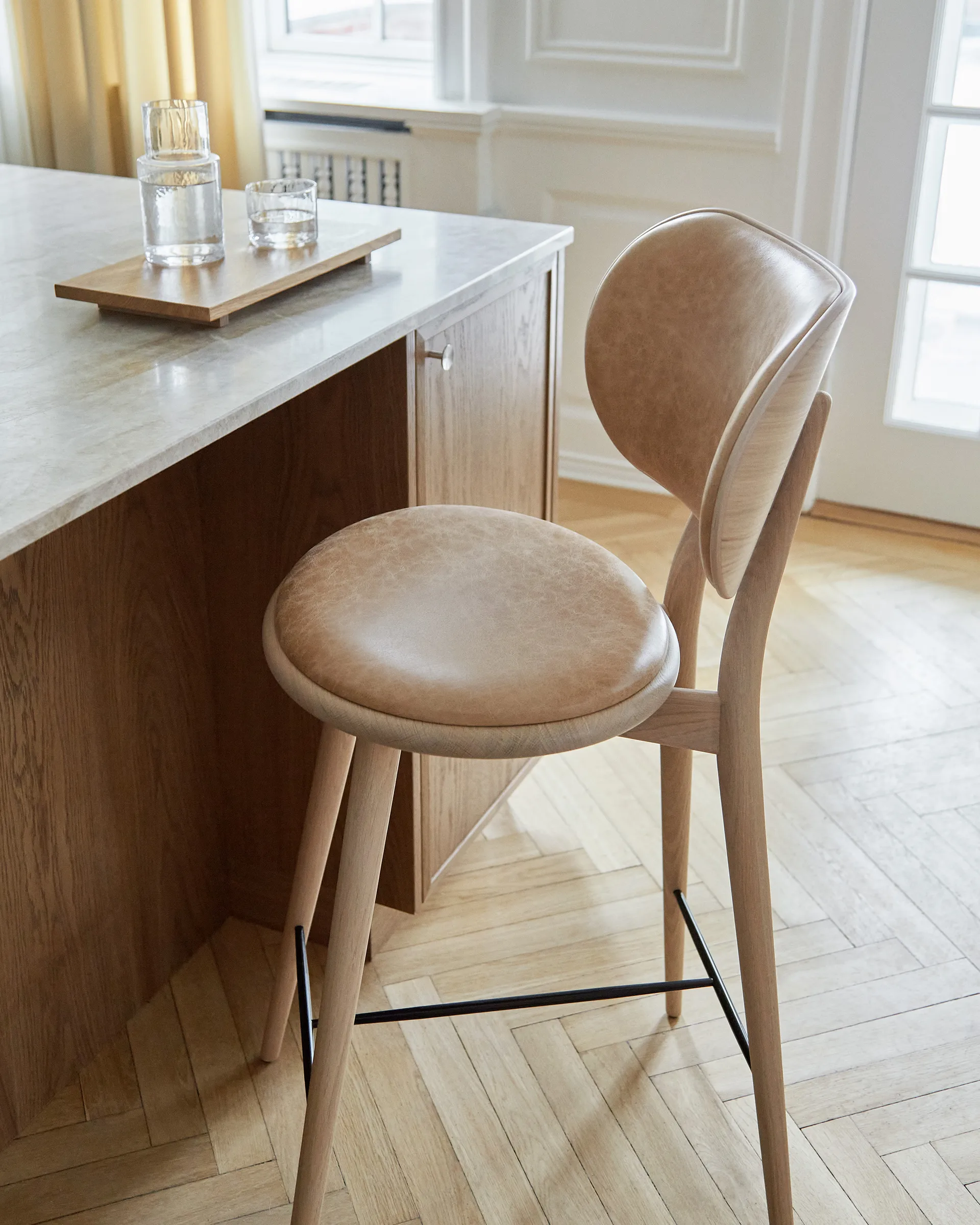 Mater High Stool Backrest barstol lav, skinn natural, matt lakkert eikestativ Mater