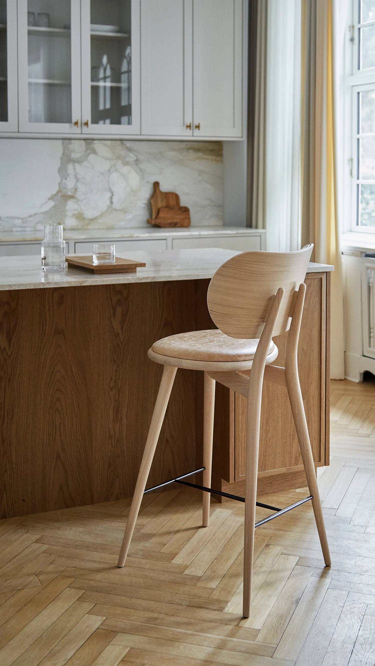 Mater High Stool Backrest barstol lav, skinn natural, matt lakkert eikestativ Mater