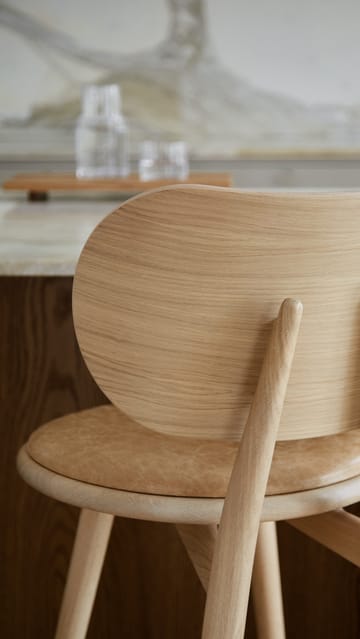 Mater High Stool Backrest barstol lav - skinn natural, matt lakkert eikestativ - Mater