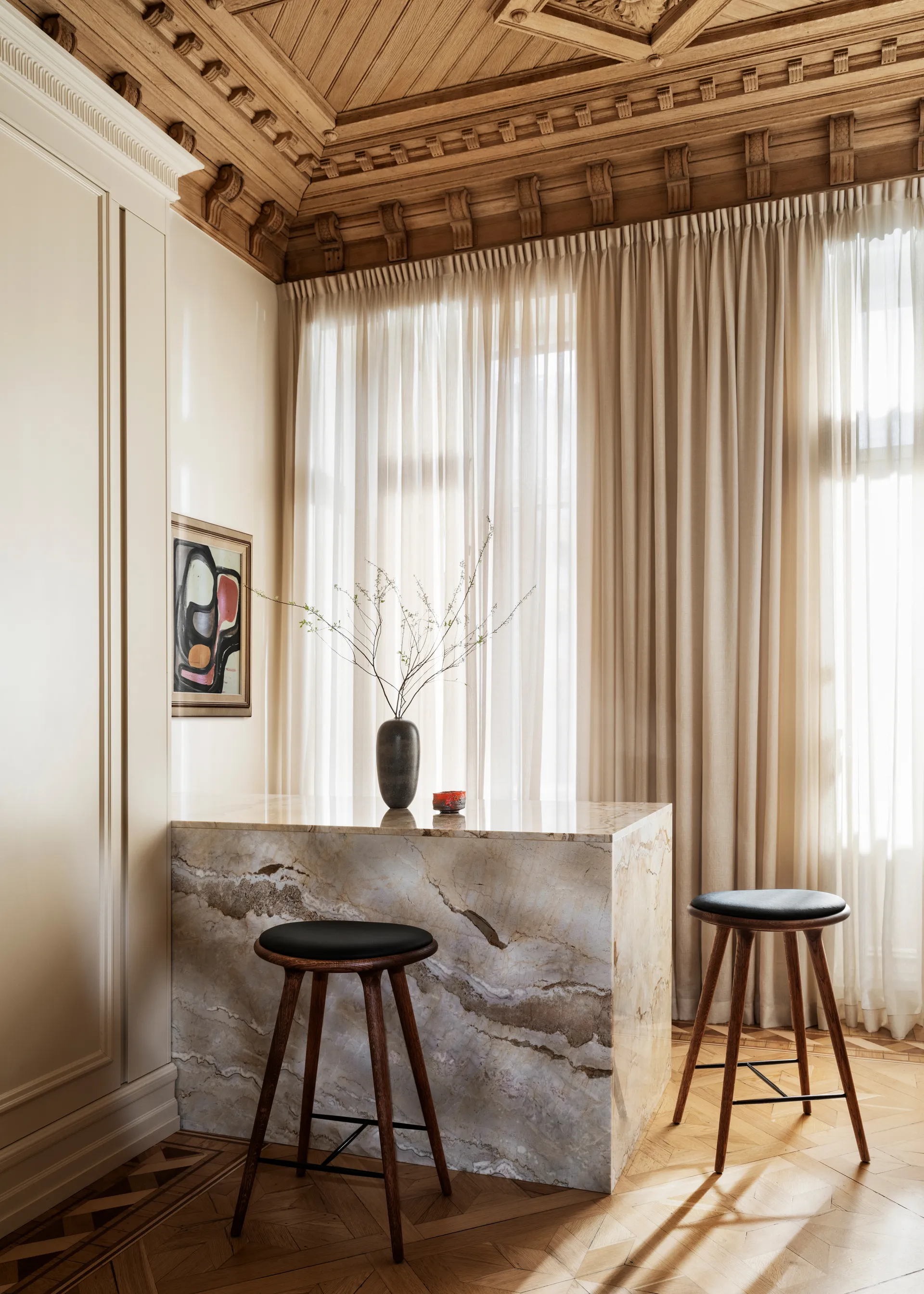 Mater high stool barkrakk lav 69 cm, skinn, svart, brunbeiset eikestativ Mater